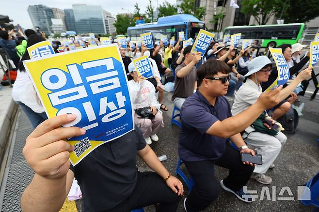 [서울=뉴시스] 황준선 기자 = 전국공무원노동조합 2030 청년위원회 소속 조합원들이 지난 18일 오후 서울 종로구 경복궁 서십자각 터 인근에서 '공무원 임금인상! 청년공무원 300인 집회'를 열고 구호를 외치고 있다. 2025.07.18. hwang@newsis.com