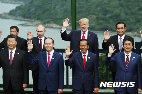 [다낭=AP/뉴시스] 2017년 11월11일 베트남 다낭에서 열린 APEC 정상회의에 도널드 트럼프 미국 대통령(뒷줄 오른쪽 두 번째)과 시진핑 중국 국가주석(앞줄 맨 왼쪽), 블라디미르 푸틴 러시아 대통령(뒷줄 왼쪽 두 번째)이 함께 참석해 있다. (사진=뉴시스DB)