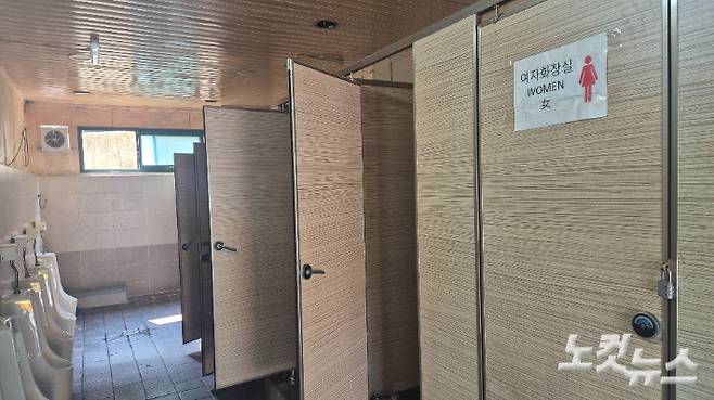 광주 북구 일곡동 시내버스 차고지 화장실. 남자화장실 내부 한 칸에 자물쇠를 달아놓은 뒤 '여자화장실'이라고 붙여두었다. 한아름 기자