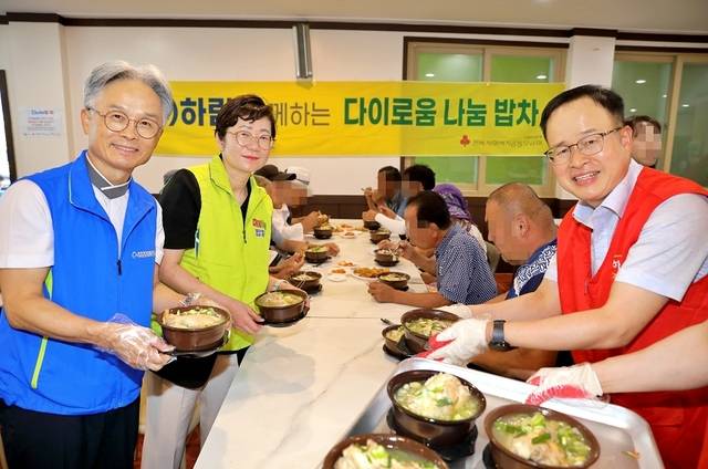 ‘하림 사랑나눔봉사단’이 전북 익산 이리중앙교회에서 지역 소외계층 어르신 450명을 초청해 삼계탕 나눔 봉사를 했다. 왼쪽부터 고재일 부송종합사회복지관장, 나은정 익산시 복지국장, 정호석 하림 대표이사. 하림