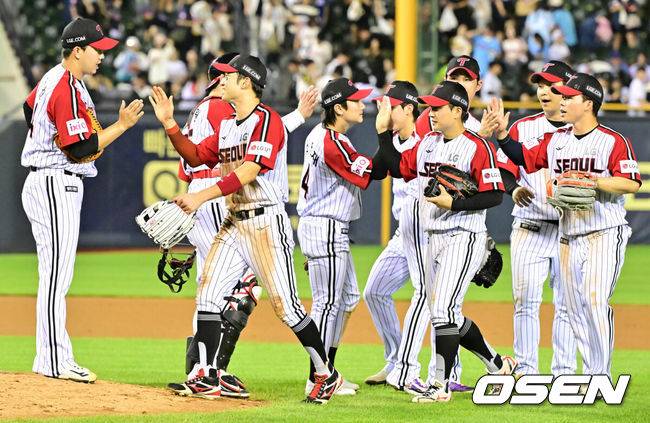 [OSEN=잠실, 민경훈 기자] 20일 오후 서울 잠실구장에서 ‘2025 신한 SOL BANK KBO리그’ LG 트윈스와 롯데 자이언츠의 경기가 열렸다.이 경기에서 LG는 롯데에 3-2로 승리했다. 문성주가 솔로 홈런 포함 4타수 3안타 2타점 2득점으로 활약했다.&nbsp;경기를 마치고 LG 선수들이 마운드 근처에서 하이파이브를 하고 있다. 2025.07.20 / rumi@osen.co.kr