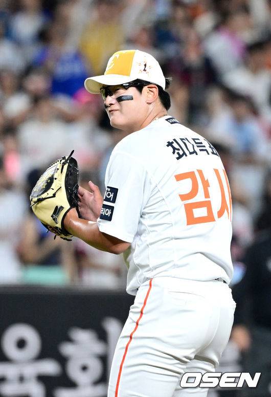 [OSEN=대전, 최규한 기자] 경기를 마무리지은 나눔 올스타 한화 김서현이 기뻐하고 있다. 2025.07.12 / dreamer@osen.co.kr