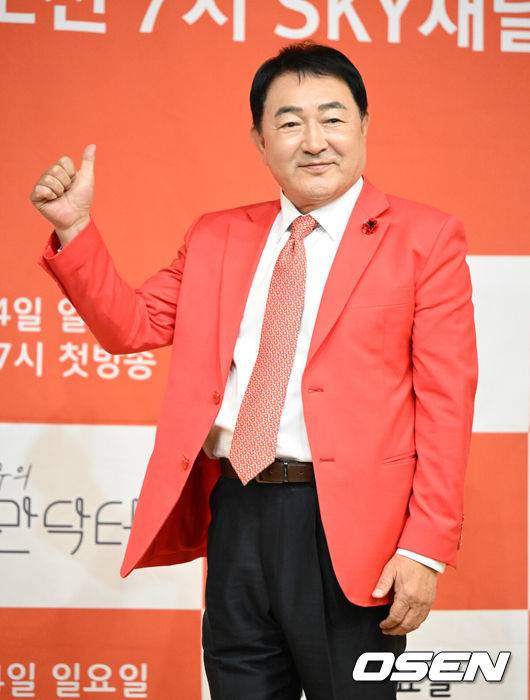 [OSEN=지형준 기자] 20일 오후 서울 서초동 한국컨퍼런스센터에서 SKY채널 예능 프로그램 '임채무의 낭만닥터' 제작발표회가 열렸다.‘임채무의 낭만닥터'는 닥터캠핑카를 탄 도시의 낭만닥터들이 전국 도서산간의 주민을 찾아 의료봉사에 나서는 힐링 리얼리티 예능 프로그램이다. 임채무, 이문식, 지성원, 정형외과 전문의 이태훈 네 사람이 의료시스템이 부족한 도서산간의 주민들과 함께 시간을 보내며 환자의 건강과 마음을 어루만져주는 ‘임채무의 낭만닥터’는 시청자들에게 뭉클한 감동을 전한다.배우 임채무가 포토타임을 하고 있다. 2022.04.20 /jpnews@osen.co.kr