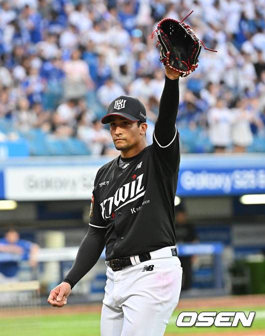 [OSEN=대구, 이석우 기자] 14일 대구삼성라이온즈파크에서 2025 신한 SOL 뱅크 KBO 리그 삼성 라이온즈와 KT 위즈의 경기가 열렸다. 홈팀 삼성은 후라도가, 방문팀 KT는 쿠에바스가 선발 출전했다. KT 위즈 선발 투수 쿠에바스가 7회말까지 무실점 호투하고 팬들의 환호에 손을 들어 답하고 있다. 2025.06.14 / foto0307@osen.co.kr