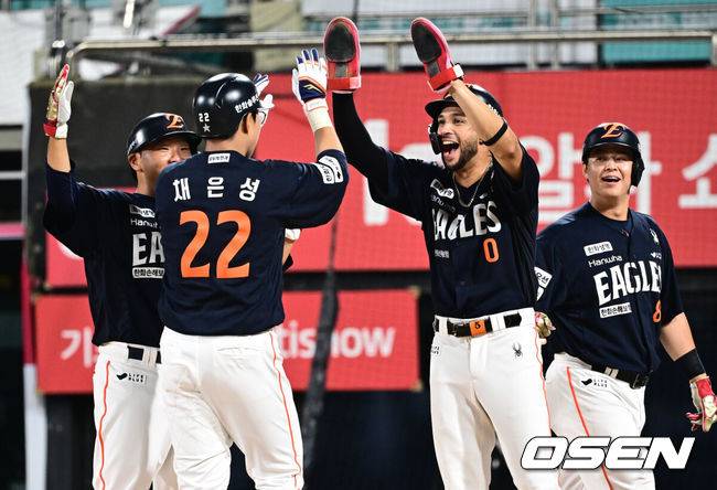 [OSEN=수원, 조은정 기자]20일 오후 수원 KT위즈파크에서 ‘2025 신한 SOL Bank KBO리그’ KT 위즈와 한화 이글스의 경기가 열렸다.홈팀 KT는 소형준, 방문팀 한화는 류현진을 선발로 내세웠다.9회초 무사 만루 한화 채은성이 만루 홈런을 날린 뒤 리베라토를 비롯한 주자들의 축하를 받고 있다. 2025.07.20 /cej@osen.co.kr