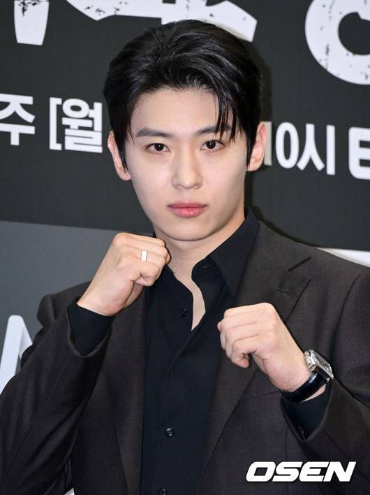 [OSEN=조은정 기자]ENA 새 월화드라마 ‘아이쇼핑’ 제작발표회가 21일 서울 마포구 상암 스탠드포드 호텔에서 열렸다.‘아이쇼핑’은 양부모에게 버려진 후, 죽음의 문턱에서 가까스로 살아남은 아이들의 처절한 생존과 복수를 그린 액션 스릴러다. ‘아이를 사고파는 불법 입양 시장’과 ‘마음에 들지 않으면 환불 가능한 아이들’이라는 파격적인 설정, 그리고 염정아부터 첫 드라마에 도전하는 김진영까지 세대를 아우르는 연기 시너지가 더해졌다.배우 김진영(덱스)이 포즈를 취하고 있다. 2025.07.21 /cej@osen.co.kr