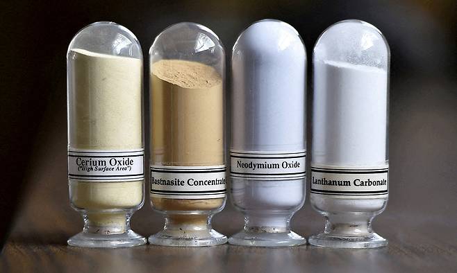 희토류 샘플 모습. 왼쪽부터 세륨 산화물, 바스트네사이트, 네오디뮴 산화물과 란타늄 탄산염. 로이터연합뉴스