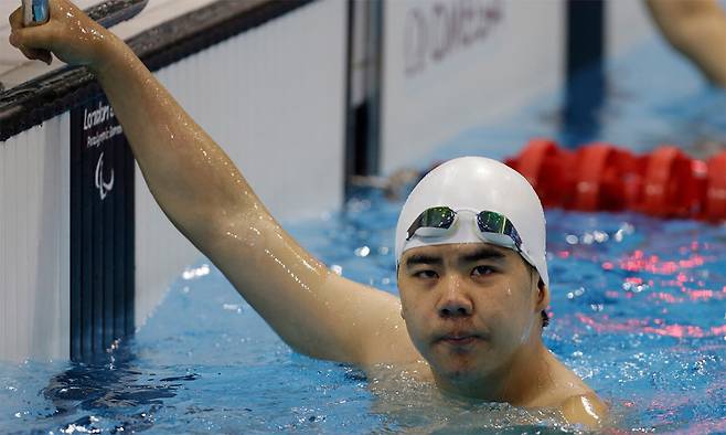 지난 2012 런던패럴림픽에서 북한의 사상 첫 패럴림픽 선수인 림주성이 수영 남자 50m 자유형 예선 경기를 마친 뒤 숨을 고르고 있다. AP연합뉴스