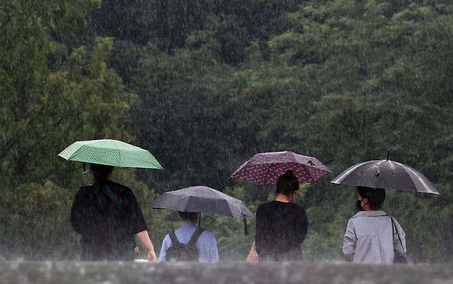 지난 16일 오후 서울 서초구 반포동 일대에서 우산을 쓴 시민들이 발걸음을 옮기고 있다. 뉴스1