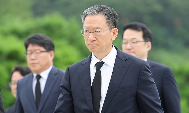 정성호 신임 법무부 장관이 21일 서울 동작구 국립서울현충원 현충탑에 참배하기 위해 이동하고 있다. 뉴시스