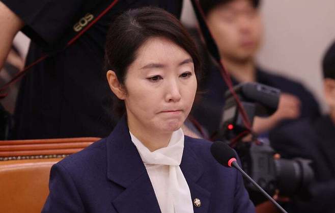 강선우 여성가족부 장관 후보자가 지난 14일 서울 여의도 국회에서 열린 여성가족위원회 인사청문회에서 의원 질의를 듣고 있다. 허정호 선임기자