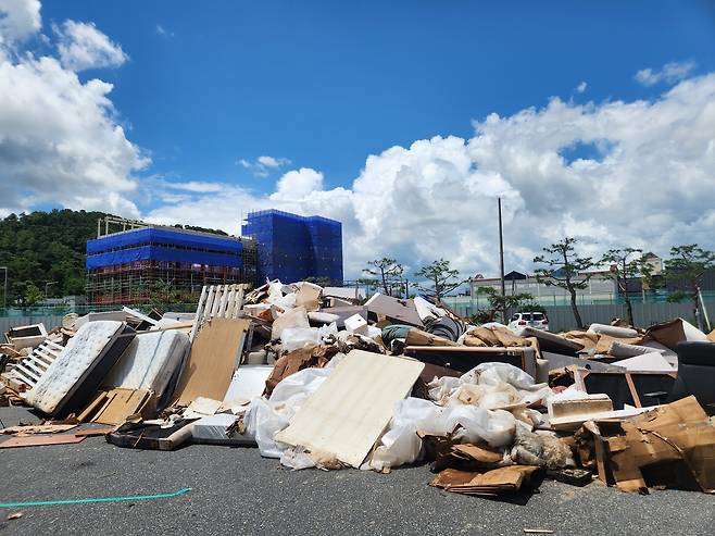 21일 광주 서구의 한 가구점 앞에 수해로 흙탕물이 묻은 가구들이 쌓여있다. 조희연 기자