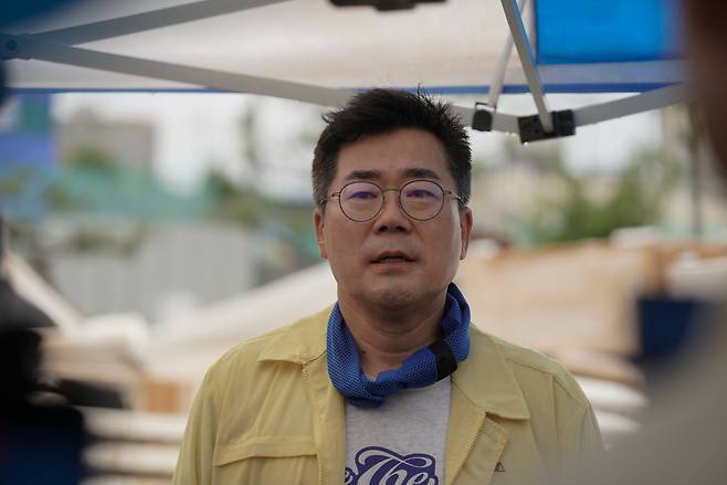 더불어민주당 당대표 선거에 출마한 박찬대 후보가 21일 수마가 덮친 광주 서구의 한 가구점 앞에서 발언하고 있다. 박찬대 의원실 제공