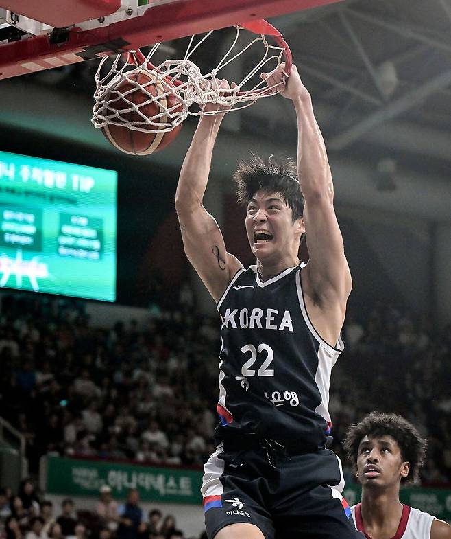 여준석이 지난 20일 안양 정관장아레나에서 열린 카타르와 평가전에서 역동적인 투핸드 덩크슛을 성공시키고 있다. 안양=연합뉴스