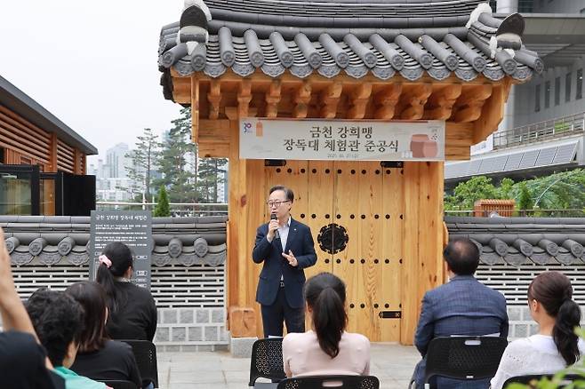 유성훈 서울 금천구청장이 지난달 열린 ‘강희맹 장독대 체험관 준공식’에서 발언하고 있다. 금천구 제공
