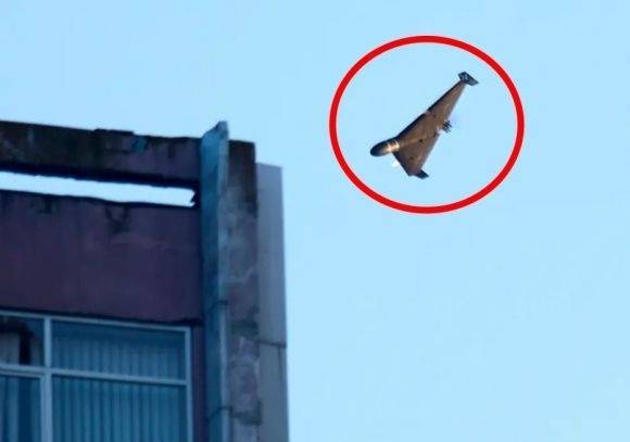 2025년 6월 17일 우크라이나 수도 키이우를 겨냥한 러시아군의 대규모 미사일과 드론 공격이 이어지는 가운데, 러시아군이 발사한 이란제 샤헤드 드론이 건물을 향해 다가가고 있다. AP 연합뉴스