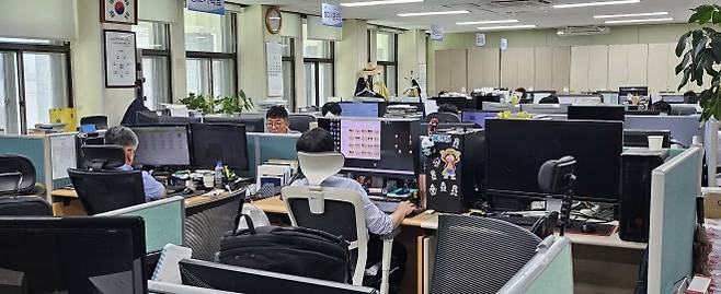지방자치단체 중 최초로 주 4.5일제를 도입한 제주도가 공직사회의 근무 패러다임을 바꾸고 있다는 평가다. 사진은 제주도청 대변인실 공무원들의 근무하는 모습. 제주 강동삼 기자