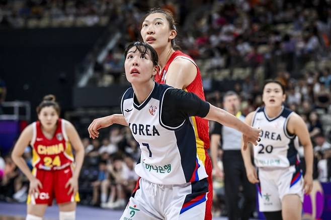 한국 여자농구 국가대표 박지수가 20일 중국 선전스포츠센터에서 열린 2025 국제농구연맹(FIBA) 아시아컵 중국과의 3, 4위 결정전에서 205㎝의 센터 한쉬를 박스아웃하고 있다. FIBA 제공
