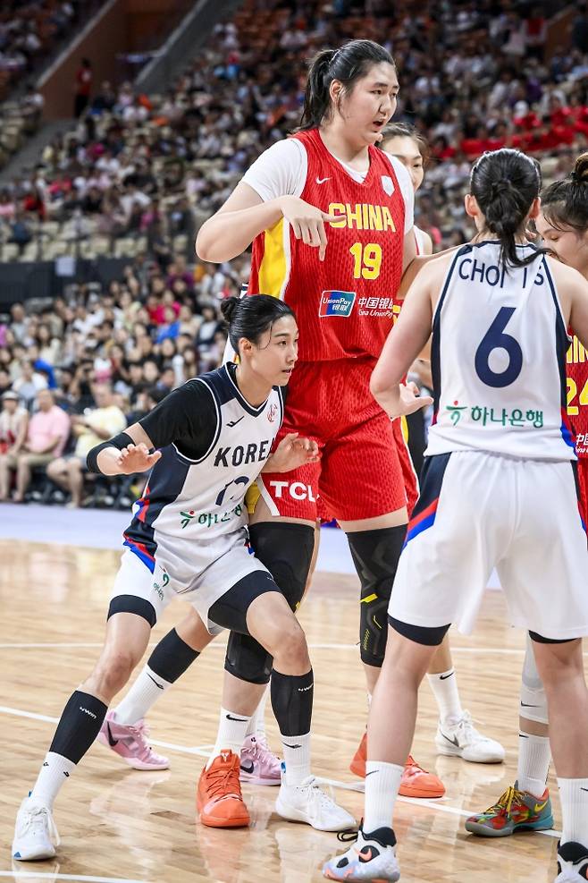 한국 여자농구 국가대표 이해란이 20일 중국 선전스포츠센터에서 열린 2025 국제농구연맹(FIBA) 아시아컵 중국과의 3, 4위 결정전에서 220㎝의 괴물 센터 장쯔위를 막고 있다. FIBA 제공