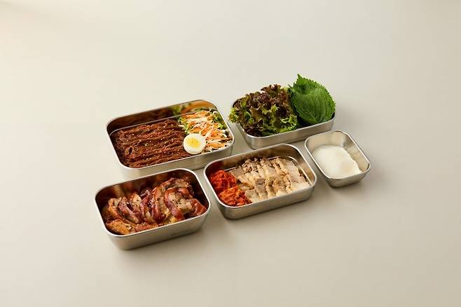 제주도가 21일부터 ‘제주가치돌봄’ 식사 지원 서비스에서 1회용 플라스틱 용기를 스테인리스 다회용기로 전환하는 친환경 정책을 시행한다. 제주도 제공