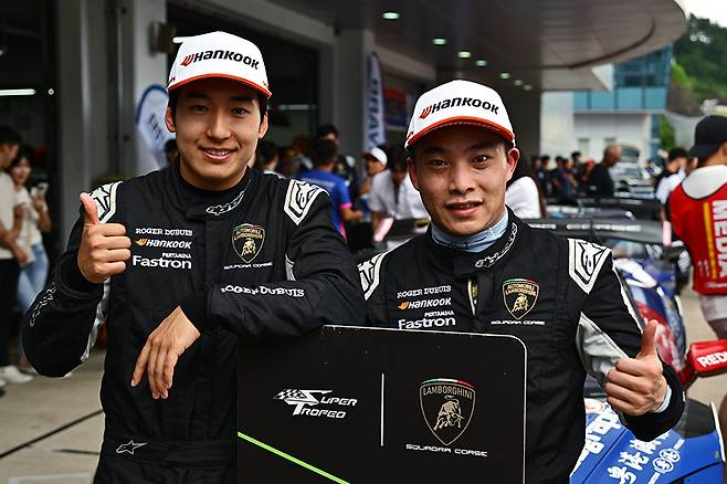 6경기 연속 포디엄에 오른 이정우와 피터. 사진: 김학수 기자