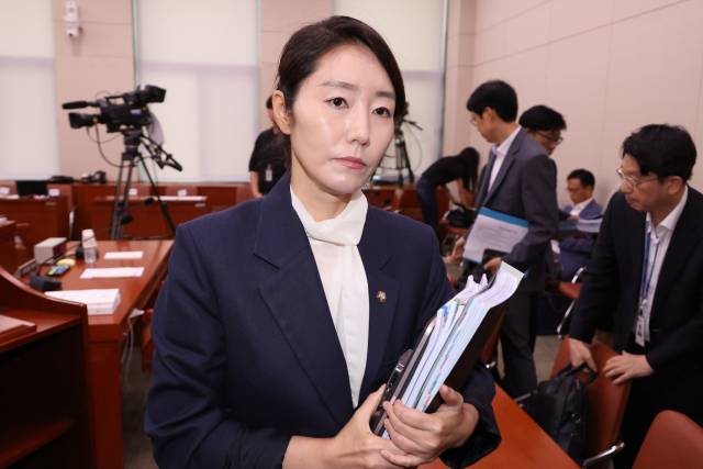 강선우 여성가족부 장관 후보자가 지난 14일 국회 여성가족위원회에서 열린 인사청문회가 오전 질의를 마치고 정회되자 청문회장을 나가고 있다. 연합뉴스
