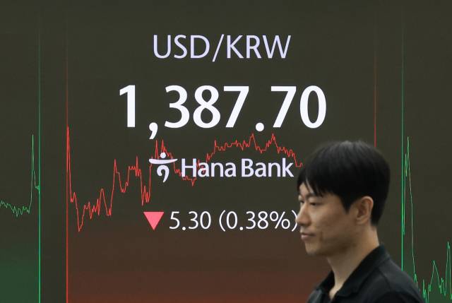 21일 서울 중구 하나은행 본점 딜링룸에서 딜러가 업무를 보고 있다. 연합뉴스