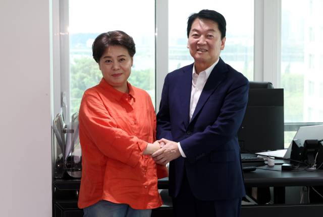 윤희숙(왼쪽) 국민의힘 혁신위원장이 21일 서울 여의도 국민의힘 중앙당사에서 안철수 의원을 만나 악수하고 있다. 연합뉴스