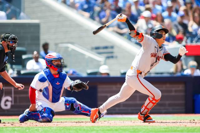 토론토전에서 6회 중전 적시타를 때리는 이정후(오른쪽). AFP연합뉴스