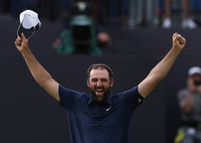 21일 제153회 디 오픈 최종 라운드에서 우승을 확정한 후 두 팔을 번쩍 들어 보이는 스코티 셰플러. 로이터연합뉴스