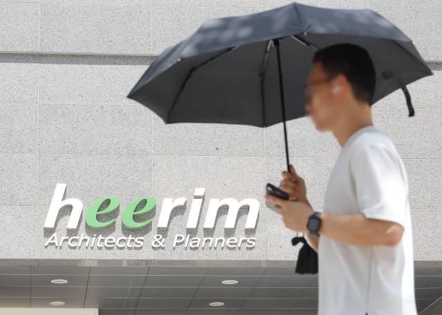 김건희 여사 관련 의혹을 수사하는 민중기 특별검사팀이 21일 코바나컨텐츠 후원업체인 서울 강동구 희림종합건축사무소 사무실 압수수색에 나섰다. 사진은 이날 희림 사무실 모습. 연합뉴스