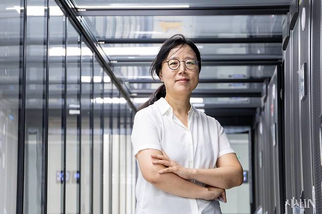 7월8일 서울대학교 바이오인공지능연구센터의 서버실에 서 있는 석차옥 교수. ⓒ시사IN 신선영