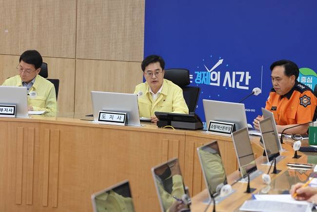 김동연 경기도지사가 가평, 포천 집중호우 피해 관련 긴급 대책회의를 주재하고 있다. ⓒ경기도 제공