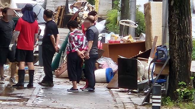 18일 오후 집중호우로 큰 피해를 입은 광주 북구 신안동 주민들이 피해 복구 작업을 잠시 멈추고 망연자실한 표정으로 얘기를 나누고 있다. ⓒ시사저널 정성환