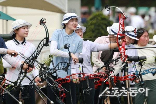양궁도시 예천에는 각종 국내외 양궁대회가 개최되고 있다.(전지훈련에서 훈련하는 선수들) 사진제공 ㅣ 예천군