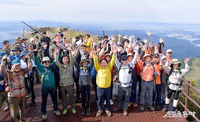 강기정 광주광역시장이 지난&nbsp;2023년&nbsp;9월23일 오전 무등산 서석대 일원에서 열린&nbsp;‘무등산 정상 상시개방 개통식’에 참석해 인왕봉 전망대에 올라 시민들과 만세를 외치고 있다. 사진제공=광주광역시