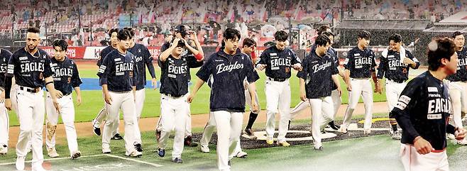 한화 선수들이 지난 19일 수원KT위즈파크에서 열린 KT와의 경기에서 강우 콜드로 승리한 뒤 경기장을 빠져나가고 있다. 한화 이글스 제공