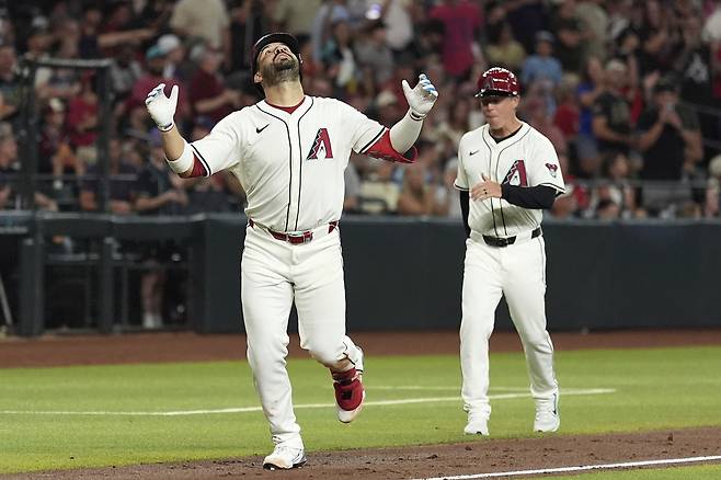 애리조나 수아레스가 21일 세인트루이스전에서 3회말 솔로홈런을 치고 홈으로 들어오면서 기뻐하고 있다. AP연합뉴스