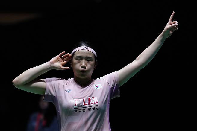 안세영이 20일 일본 도쿄에서 열린 일본오픈 결승전에서 왕즈이를 꺾고 우승한 뒤 세리머니를 하고 있다.     도쿄 | 신화연합뉴스