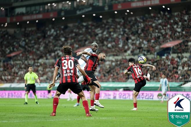 울산의 말컹(가운데)이 지난 20일 서울월드컵경기장에서 열린 K리그1 22라운드 서울전에서 상대 수비수 야잔과 김주성 사이에서 공중볼을 다투고 있다. 프로축구연맹 제공