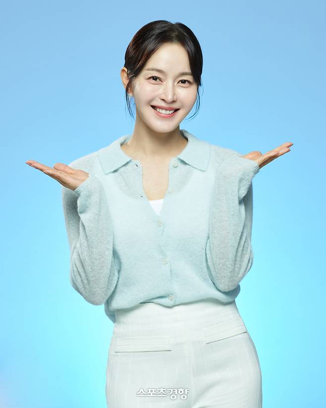 유튜버 유리하다 프로필. 희망브리지 제공