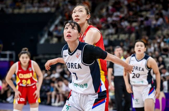박지수(앞)가 20일 중국과 FIBA 여자 아시아컵 3위 결정전에서 한슈와 리바운드 대결을 벌이고 있다. /사진=FIBA 제공