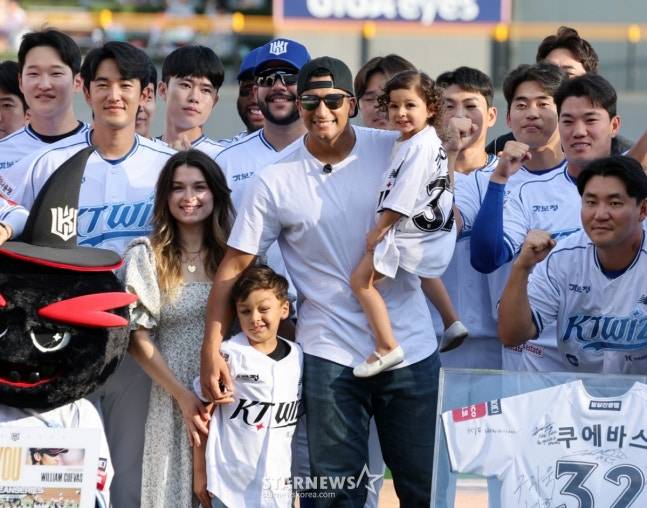 KT 선발 한축을 든든히 지켰던 쿠에바스가 20일 수원KT위즈파크에서 열리는 2025KBO리그 한화이글스와 KT위즈 경기에 앞서 정들었던 그라운드와 선수들, 팬들과 작별하고 있다. 양팀 주장 채은성, 장성우, 이강철 감독 ,KT대표이사, 단장이 나서 그와의 미래를 응원하고 있다.  /사진=강영조 선임기자