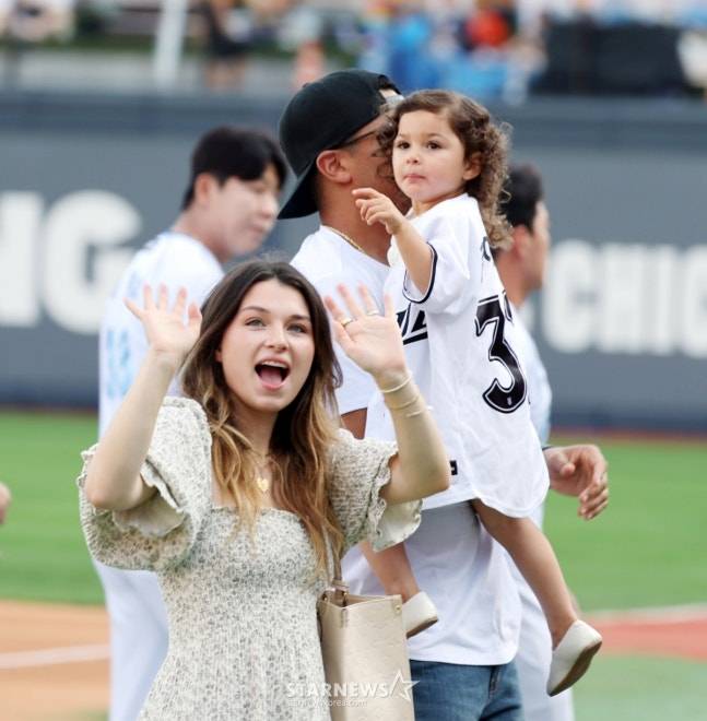 KT 선발 한축을 든든히 지켰던 쿠에바스가 20일 수원KT위즈파크에서 열리는 2025KBO리그 한화이글스와 KT위즈 경기에 앞서 정들었던 그라운드와 선수들, 팬들과 작별하고 있다. 양팀 주장 채은성, 장성우, 이강철 감독 ,KT대표이사, 단장이 나서 그와의 미래를 응원하고 있다.  /사진=강영조 선임기자