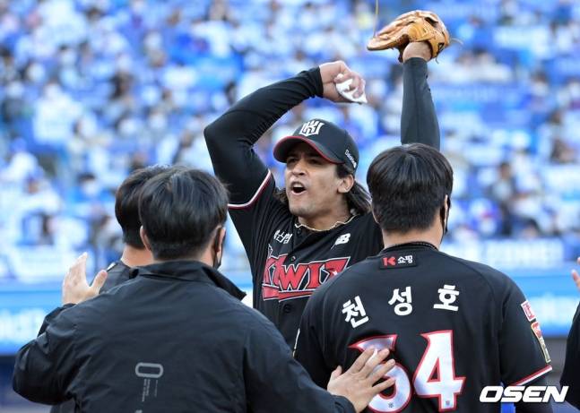 KT 쿠에바스(가운데)가 지난 2021년 삼성과 정규시즌 1위 결정전에서 7회를 마친 후 내려오며 포효하고 있다.
