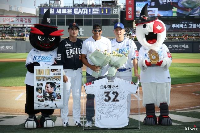 KT 전 외국인 투수 윌리엄 쿠에바스(가운데)가 20일 수원KT위즈파크에서 열린 자신의 고별식에서 한화 주장 채은성, KT 캡틴 장성우와 함께 기념사진을 찍고 있다. /사진=KT 위즈 제공
