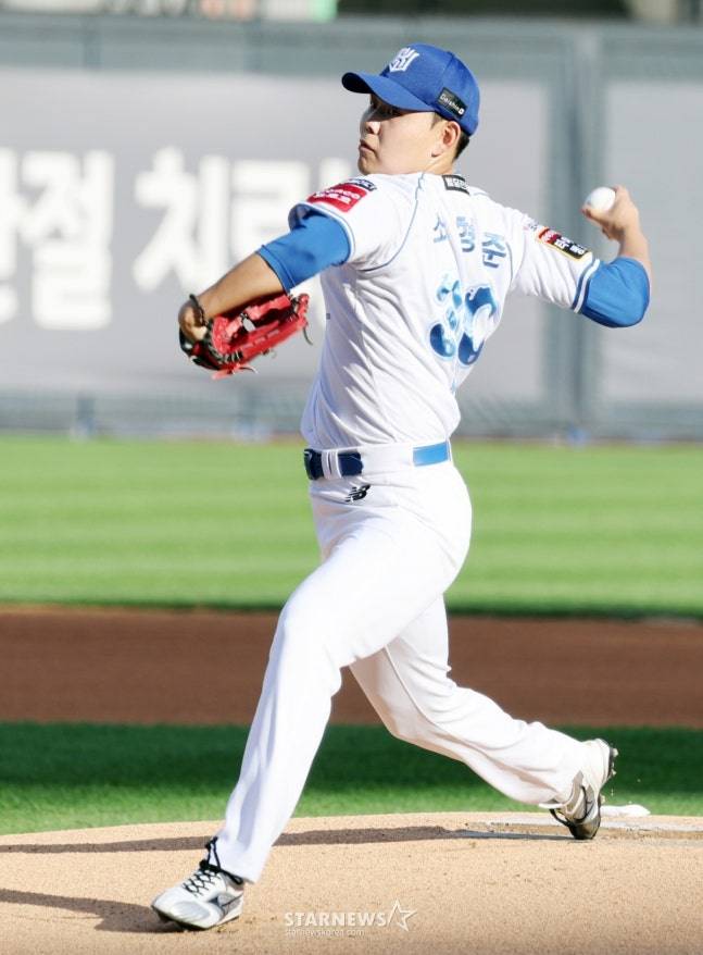 KT 소형준이 20일 수원 한화전에서 역투하고 있다. /사진=강영조 선임기자