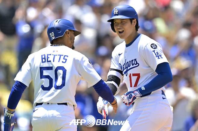 LA 다저스 오타니 쇼헤이(오른쪽)가 3회 홈런을 친 뒤 베츠와 기쁨을 나누고 있다. /AFPBBNews=뉴스1
