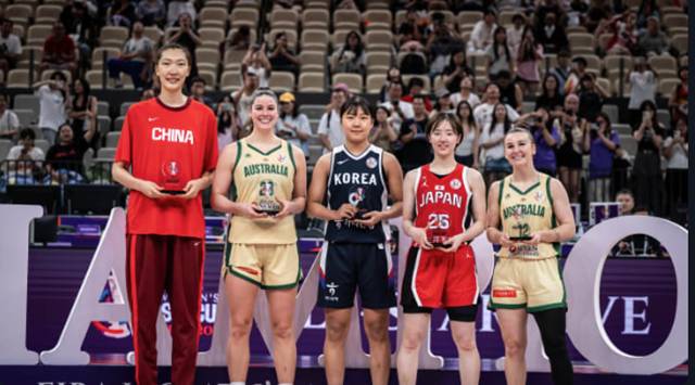 박지현(가운데)이 2025 국제농구연맹(FIBA) 아시아컵 베스트5에 선정돼 기념샷을 찍고 있다. /사진=FIBA 캡처