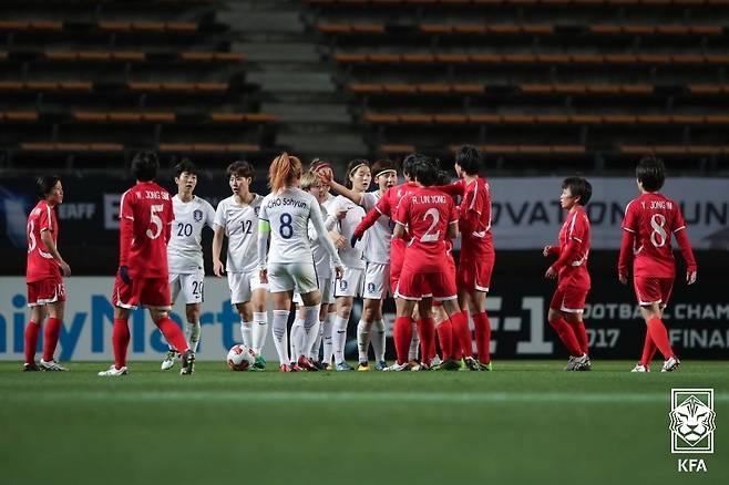 지난 2017년 동아시아축구연맹(EAFF) E-1 풋볼챔피언십 여자축구 남북전 당시 경기 모습. /사진=대한축구협회 제공